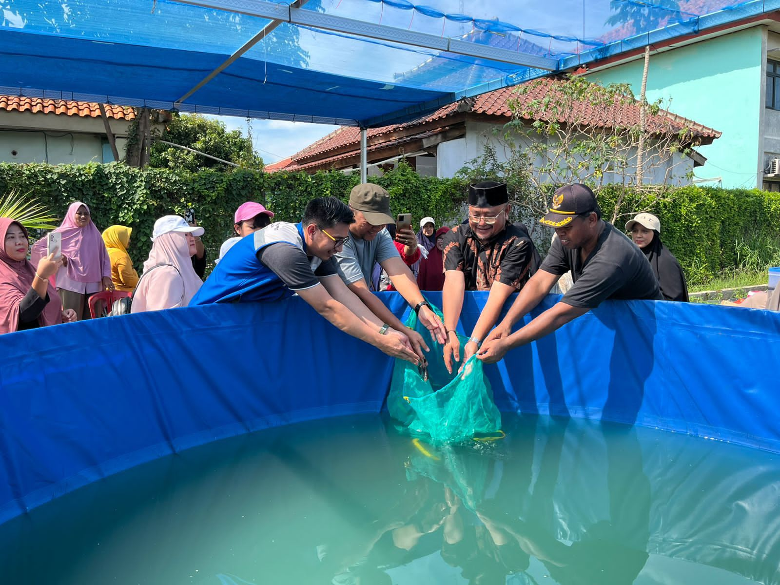 Program Pemberdayaan Masyarakat di sekitar Jalur Transmisi dalam kegiatan pemanfaatan lahan di bidang pertanian dan perikanan untuk peningkatan taraf ekonomi masyarakat sekitar yang berlokasi di Perum Villa Mutiara Jaya III, Desa Wanajaya, Kecamatan Cibitung